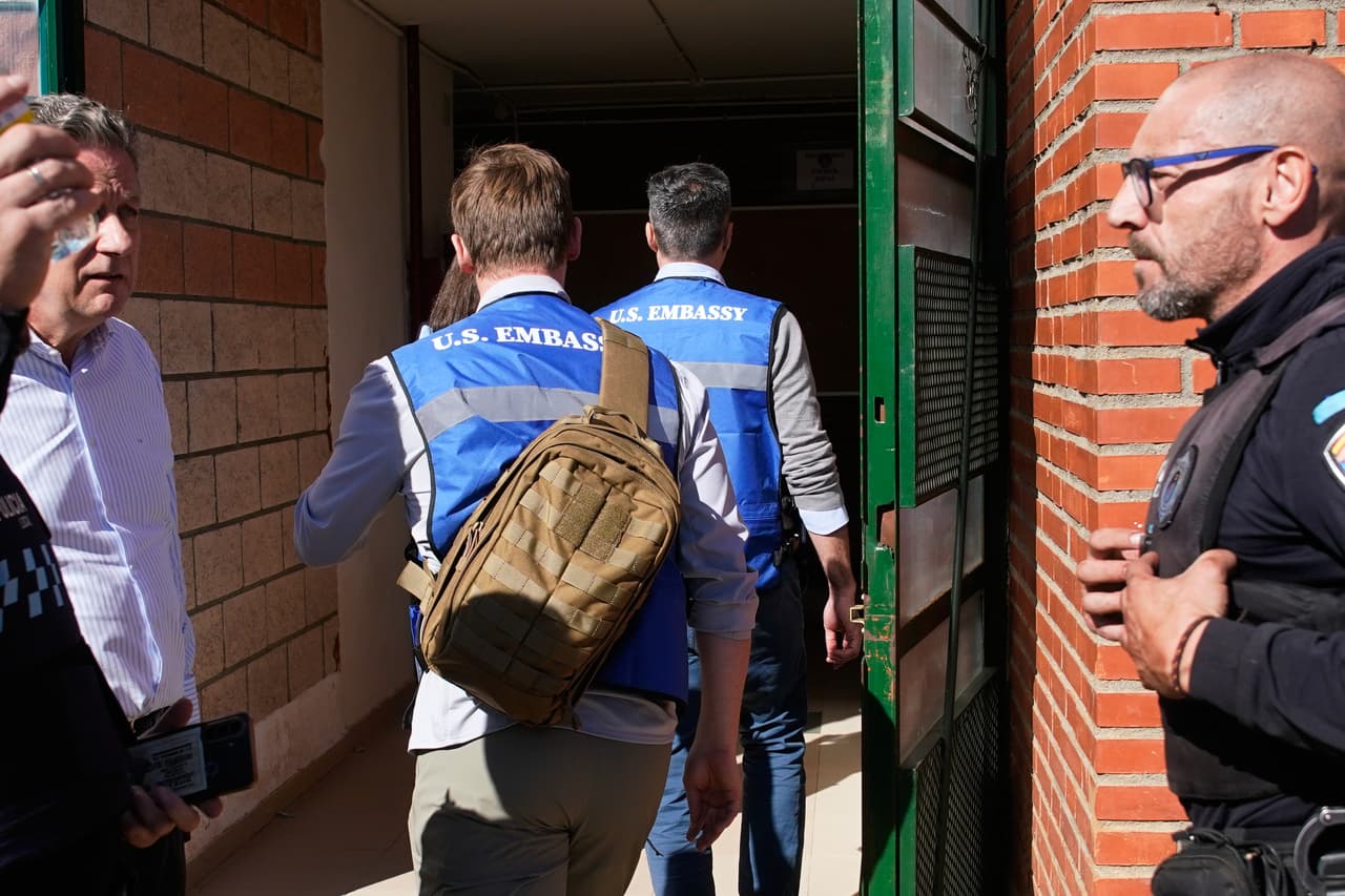 Personal de la Embajada de Estados Unidos llega para atender a las víctimas en un centro deportivo convertido en instalación médica provisional tras la colisión entre dos trenes en Urda, España, el miércoles 28 de octubre de 2026.