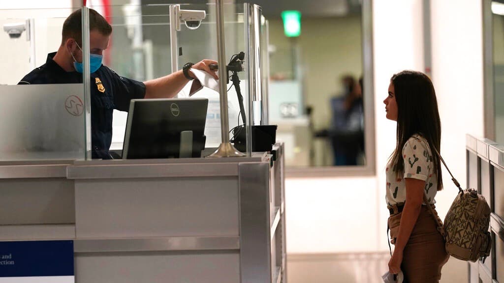 Los funcionarios de CBP tienen la última palabra sobre quién entra a EEUU: estos consejos pueden ser útiles para evitar problemas