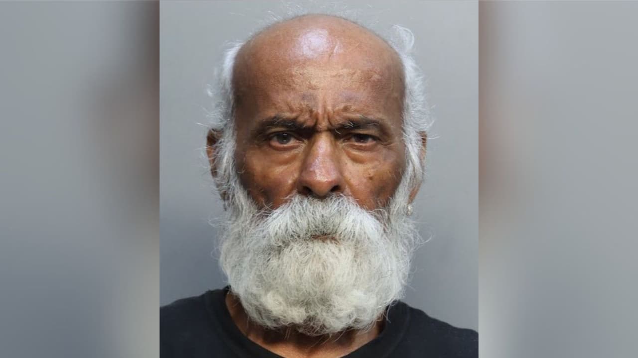 Un hombre de 75 años fue arrestado en Miami-Dade, acusado de apuñalar a su esposa mientras dormía y golpearla después. La víctima fue atendida por heridas graves, entre ellas un pulmón perforado. El sospechoso enfrenta cargos de intento de asesinato en segundo grado y agresión agravada.