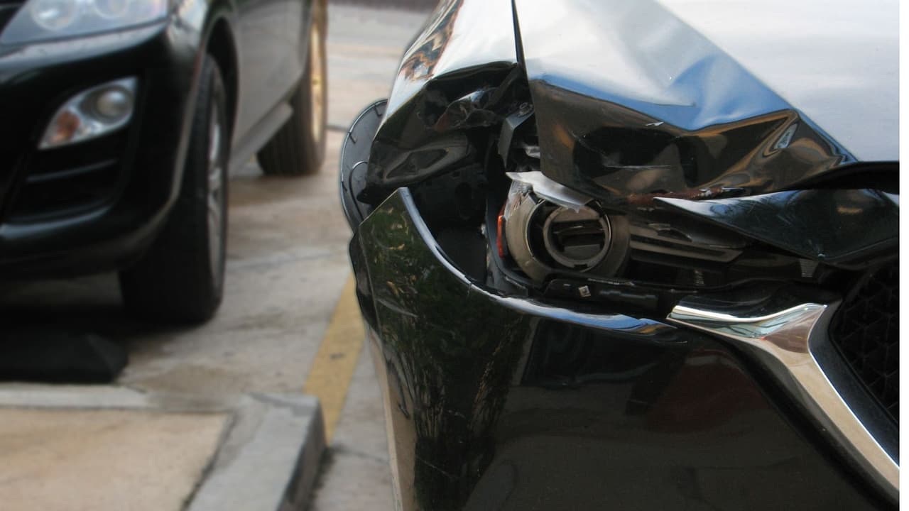 <b>La situación descrita por Gabriela no es un caso aislado</b>. La audiencia de
<i>Noticias 23</i> ha reportado incidentes similares, incluyendo
<b>colisiones con colchones, escaleras metálicas y otros objetos en las autopistas del Metroplex</b>. Estos peligros no solo causan daños a los vehículos, sino que también
<b>aumentan el riesgo de accidentes al obligar a los conductores a maniobrar bruscamente para evitar los obstáculos</b>.