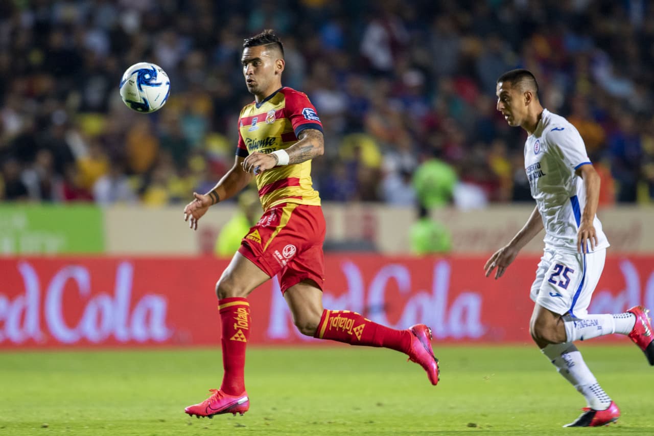 Martín Rodríguez recupera le balón y sale a toda velocidad para crear un buen contragolpe.