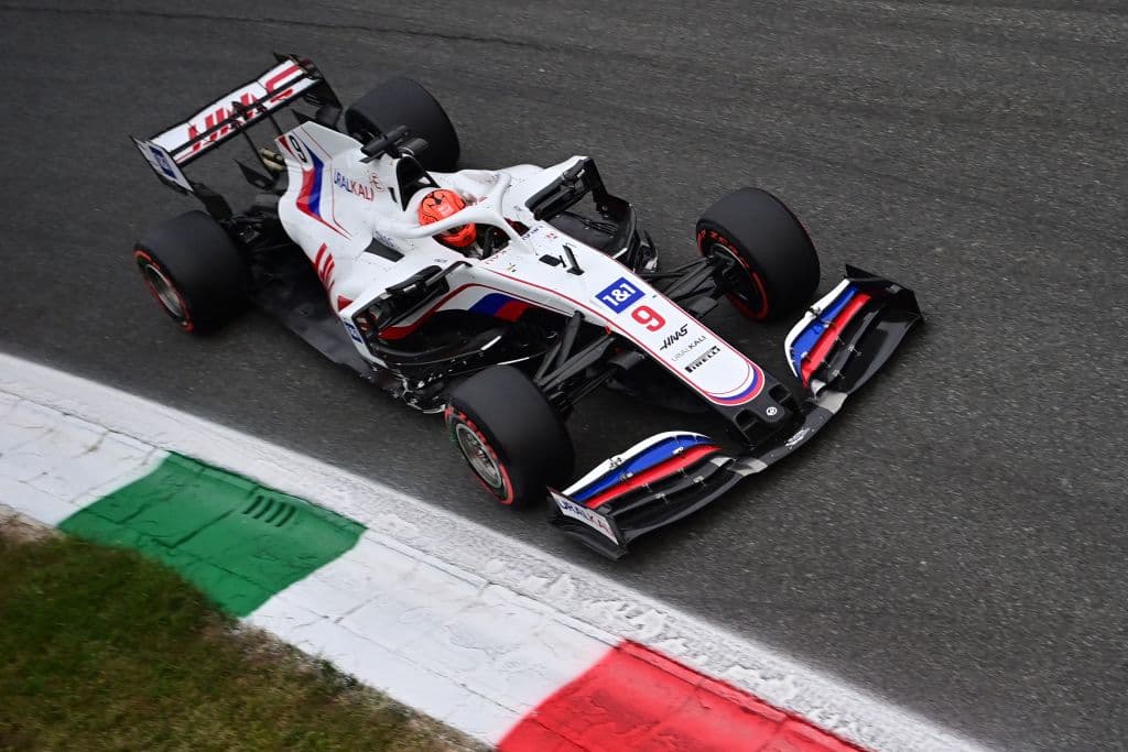 El mexicano Sergio Pérez saldrá desde la novena posición al Sprint del Gran Premio de Italia. El fiinlandés Valtteri Bottas de Mercedes saldrá primero este sábado en la clasificación al esprint al ser el más rápido en la tercera ronda (Q3) de clasificación con un tiempo de un minuto, 19 segundos y 555 milésimas.