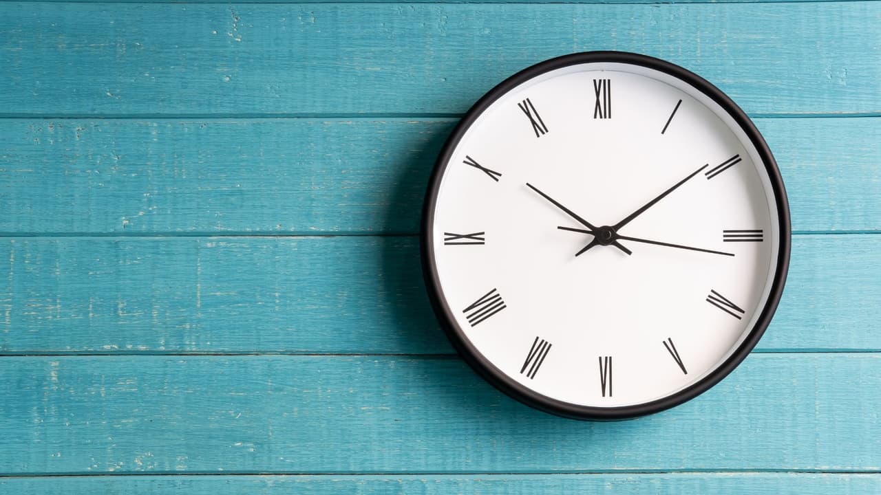 <h3 class="cms-H3-H3">Ejemplos cotidianos (porque todos nos enredamos) 💡</h3> 👉🏻 Si tu hijo entrena a las 6:30 p. m., tras el cambio de noviembre seguirá siendo a las 6:30, pero ya estará oscuro. Lleva linterna o verifica si hay luz en el parque.
<br>👉🏻 Si tienes familia en Phoenix (Arizona), recuerda que allá no cambian la hora, así que la diferencia con Texas varía según la temporada.
<br>👉🏻 Si trabajas con alguien en El Paso, están en Hora de la Montaña, una hora menos que la mayor parte del estado. Aclara siempre si una cita es a las 9 a. m. CT o 9 a. m. MT.