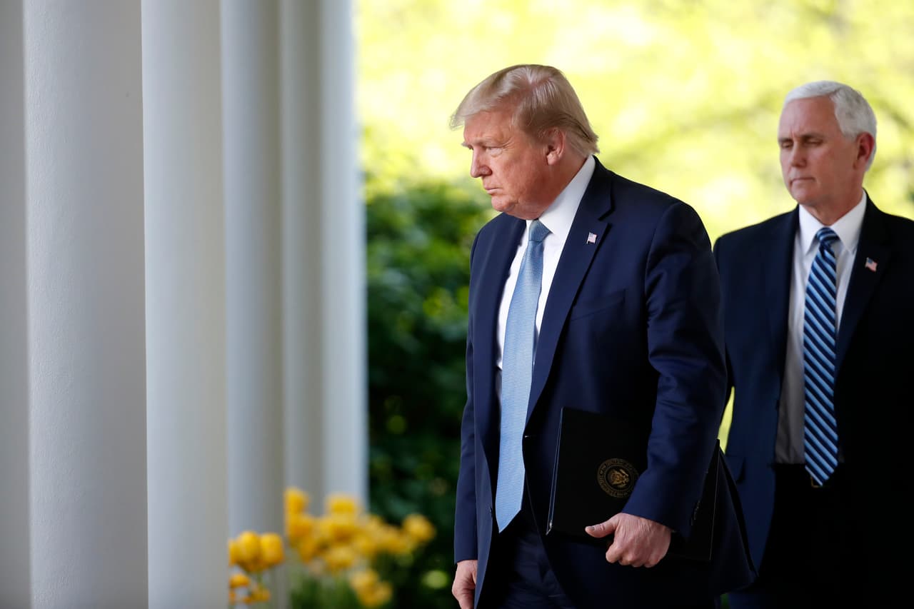 El presidente Trump y el vicepresidente Mike Pence, llegan al Rose Garden de la Casa Blanca para atender la rueda de prensa del 15 de abril del 2020.