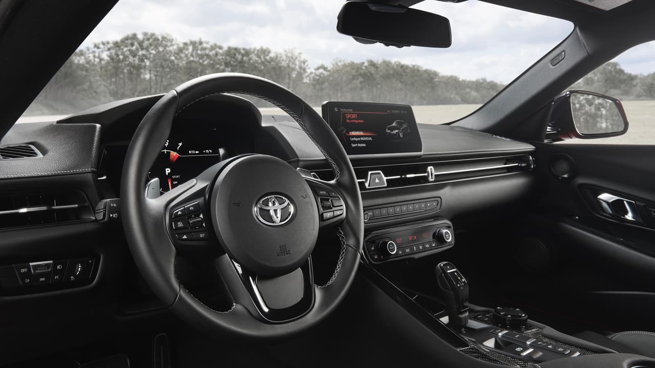 La cabina de Toyota Supra 2020 tiene un diseño hermoso en el que predomina la funcionalidad y en que se pueden reconocer algunas piezas sacadas directamente del
<b>catálogo de partes de BMW </b>como los controles de sistema de sonido y el selector de cambios.