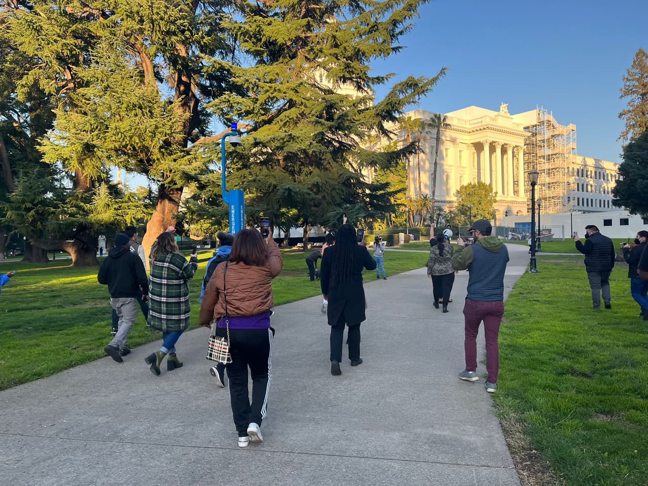 Personas se manifiestan de manera pacífica en el Capitolio de California en la ciudad de Sacramento por la muerte del joven Tyre Nichols, que perdió la vida después de ser golpeado brutalmente por cinco oficiales de policía en Memphis, Tennessee.