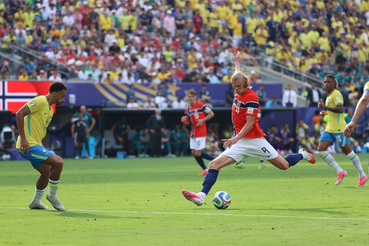 Erling Haaland anota el segundo gol del partido.