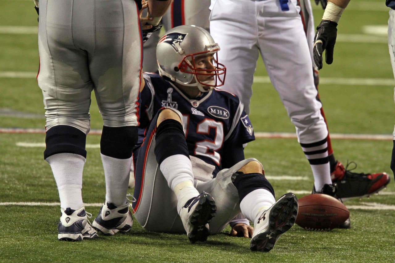 Los New England Patriots no aprendieron la dosis defensiva que les aplicaron los Giants en el Super Bowl XLII; en el Super Bowl XLVI lo volvieron a hacer, intensa presión sobre Tom Brady que se la pasó en el suelo.