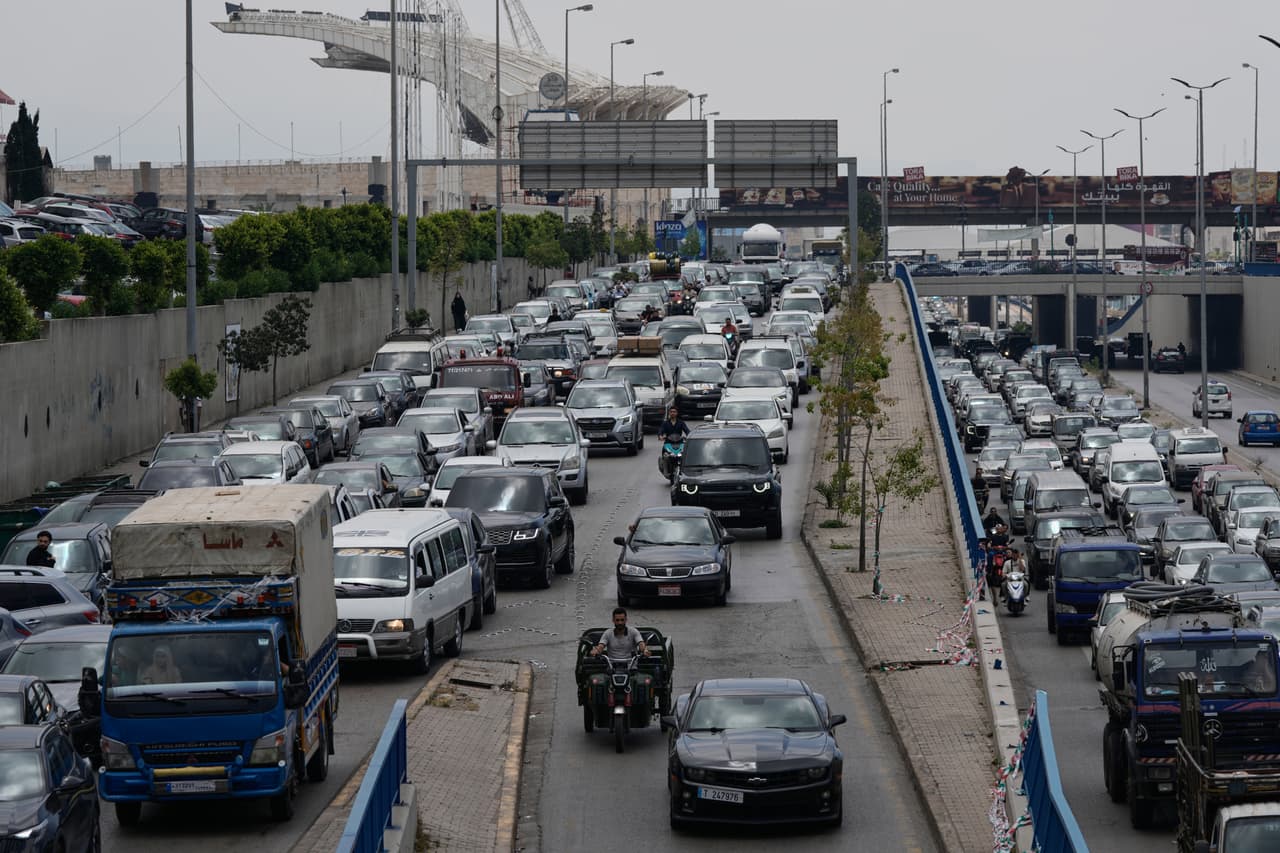 Los coches permanecen atascados en el tráfico de una autopista mientras los residentes huyen tras la amenaza israelí de atacar Dahiyeh, un suburbio al sur de Beirut.