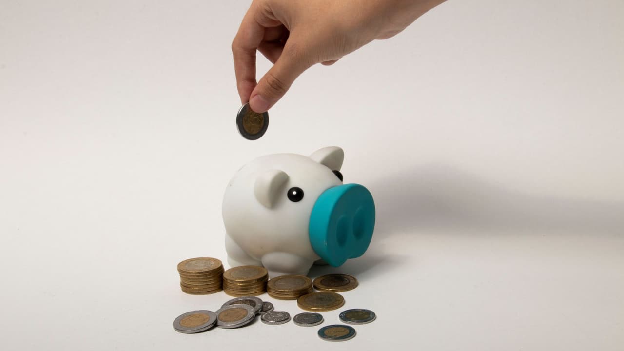 <h3 class="cms-H3-H3">Seguir cotizando al IMSS desde el extranjero</h3> Si quieres no solo ahorrar, sino también sumar semanas de cotización, existe el programa “Mexicanos en el extranjero”.
<b> A través del IMSS puedes inscribirte como trabajador independiente y pagar una cuota mensual para mantener tus derechos y acumular semanas</b>.
<br>El trámite está en línea en
<a href="https://www.imss.gob.mx/" target="_blank">www.imss.gob.mx</a>
<br>Apartado
<b>“Incorporación voluntaria”</b>.
<br>Esto es clave
<b>si planeas jubilarte con las reglas del IMSS y no solo con el saldo de tu AFORE</b>.
<br>Para más información sobre el IMSS, haz clic aquí:
<a href="https://www.univision.com/local/dallas-kuvn/como-afiliarse-instituto-mexicano-seguro-social-imss-desde-estados-unidos-fotos" target="_blank">Cómo afiliarse al IMSS desde Estados Unidos: guía completa para mexicanos</a>