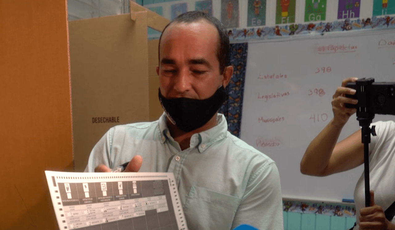 El candidato independiente a la gobernación, Eliezer Molina, ejerció su derecho al voto hoy, desde una escuela en el municipio de San Sebastián.