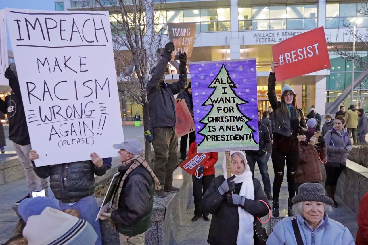 Los partidarios de la acusación del presidente Donald Trump se reúnen durante una manifestación el martes 17 de diciembre de 2019 en Salt Lake City.