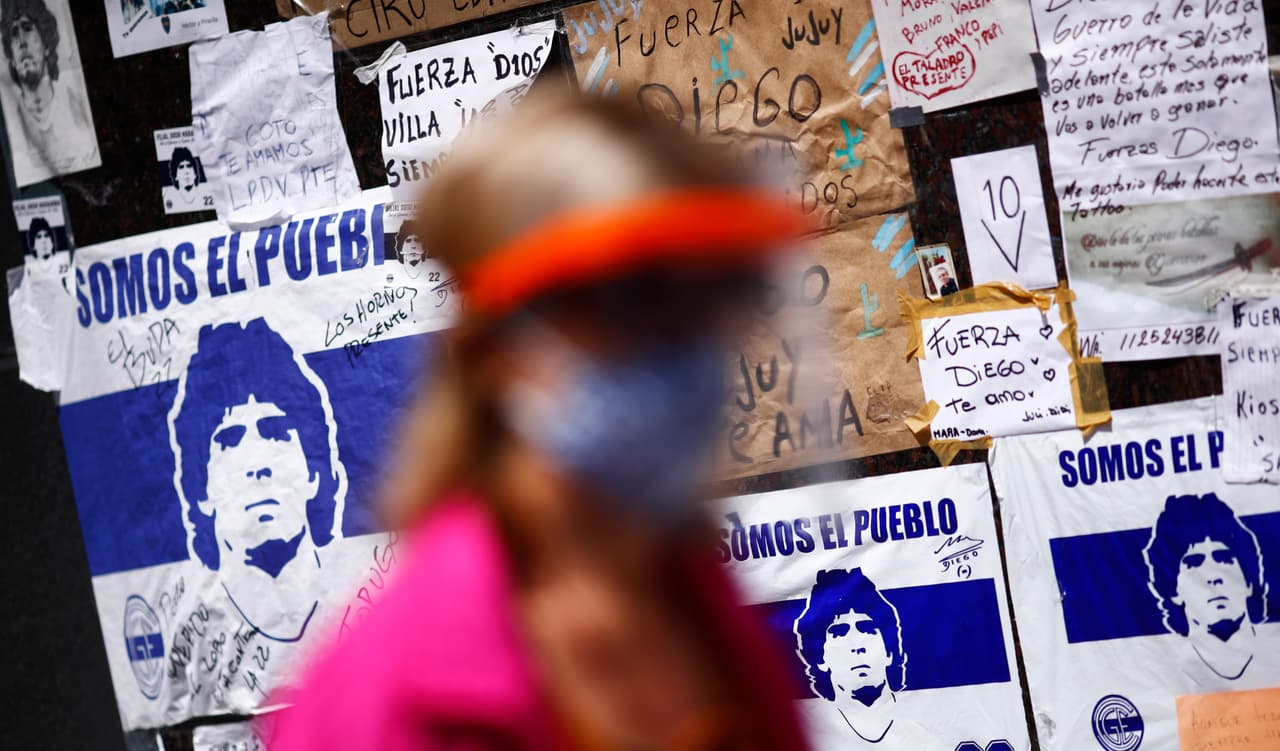 Medios internacionales anunciaron el fallecimiento de Maradona debido a una afectación cardiopulmonar.