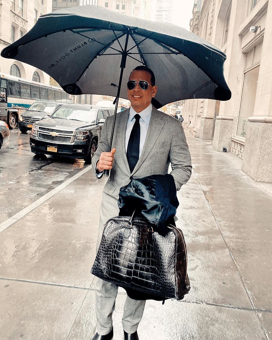 El rumor sobre el interés de Álex Rodríguez en los Mets comenzó a escucharse en febrero, cuando el
<a href="https://nypost.com/2020/02/14/alex-rodriguez-emerges-as-potential-mets-buyer/" target="_blank">New York Post</a> informó que, según múltiples fuentes, el prometido de JLo estaba pensando en participar en la subasta del equipo.