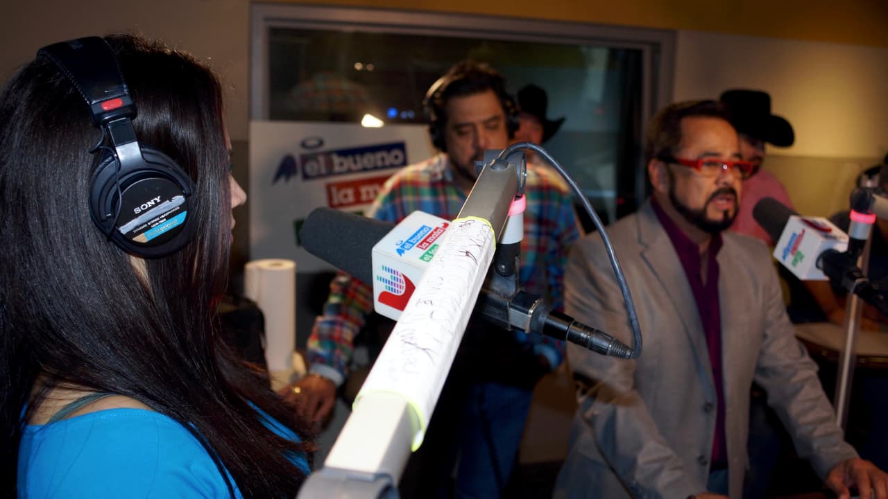 Los Rieleros del Norte aprovecharon la visita a 'El Bueno, La Mala y El Feo' para hablar de migración, inicios y nuevos proyectos.