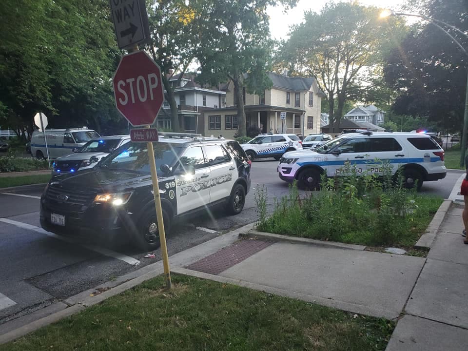 Robo de auto a mano armada desde un centro comercial en los suburbios termina en una persecución en Chicago. El incidente comenzó en el centro comercial Old Orchard en Skokie y termino en el barrio de Old Irving.