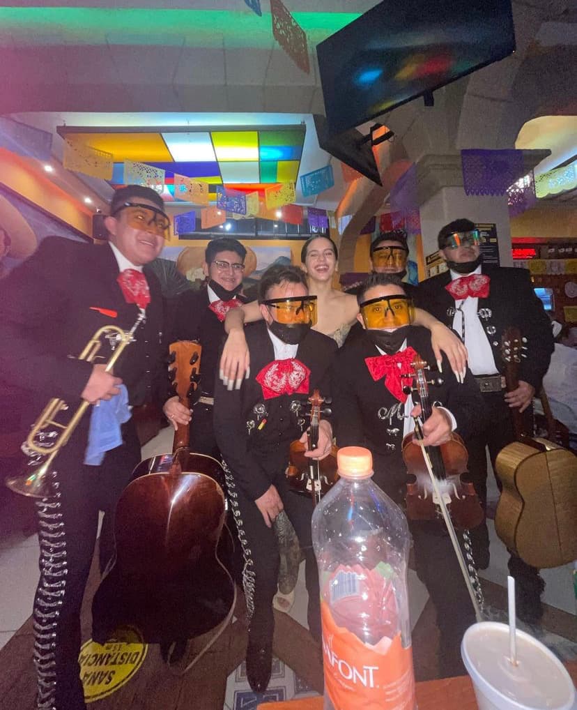 Durante la noche se fueron a cenar y probar la gastronomía del lugar. No quisieron perderse la oportunidad de escuchar al mariachi en vivo y hasta hubo fotografía con ellos.