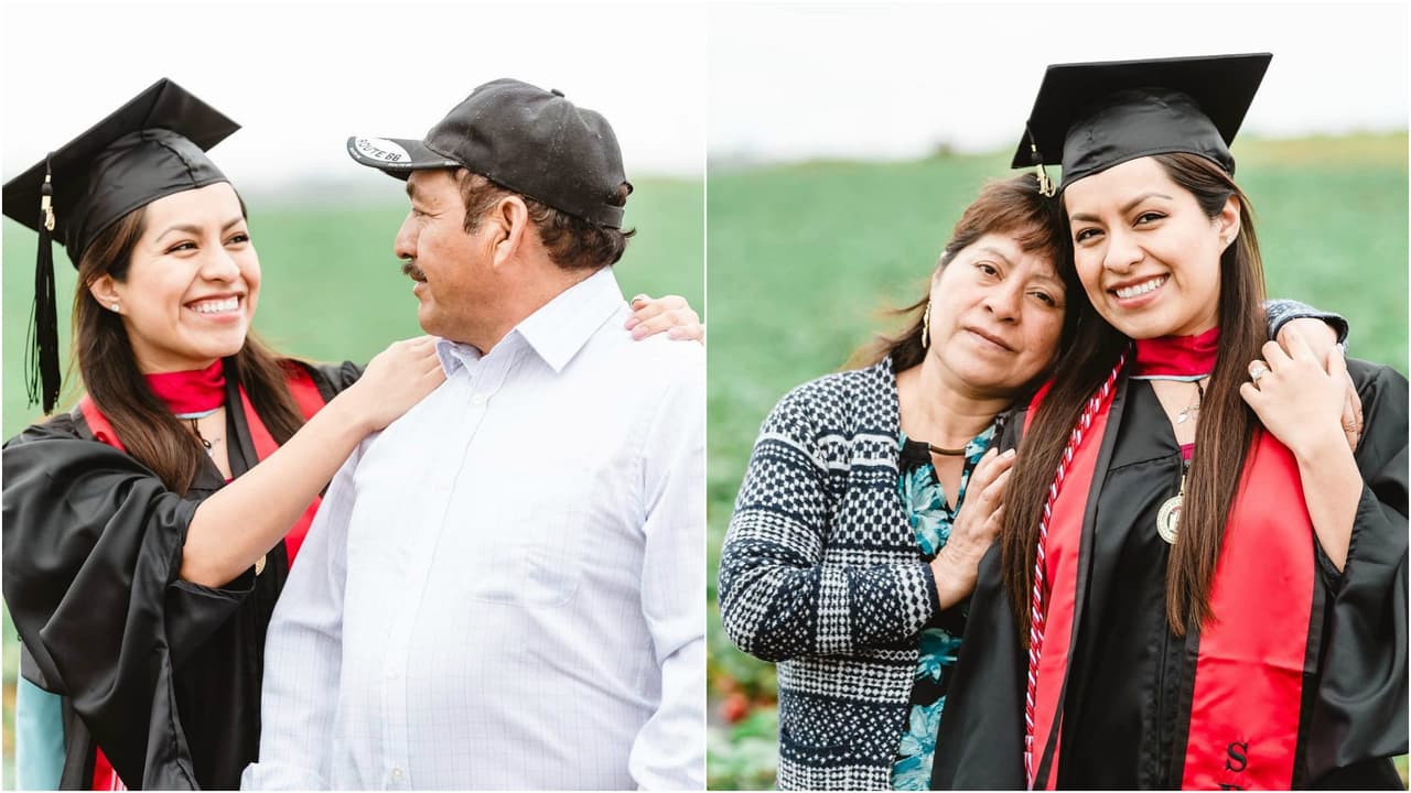 Erica posa con su padre Claudio, de 50 años, y su madre Teresa, de 51, en un campo agrícola de Fresno.