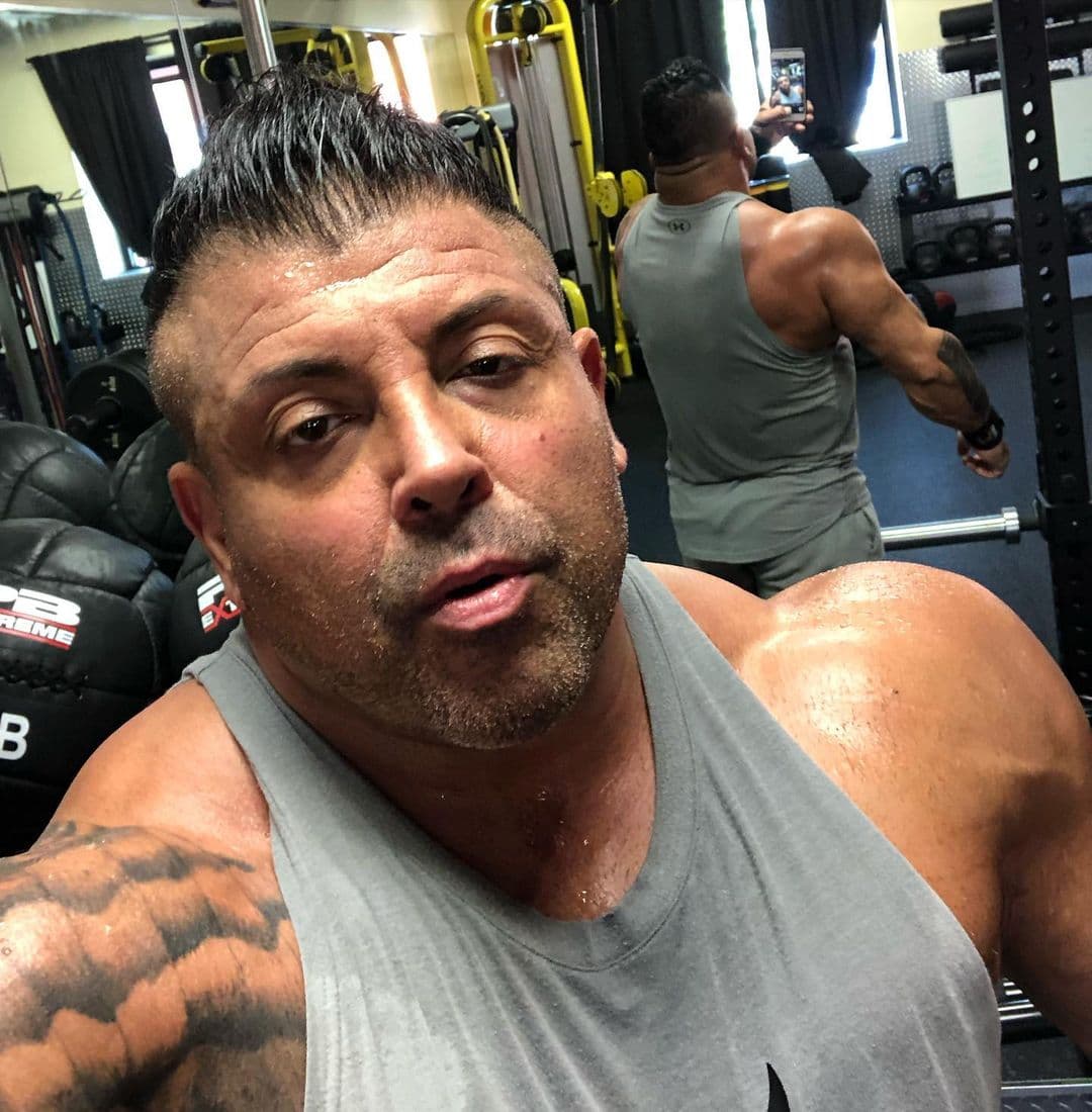 Como otro ‘Superman’, King Kamali, como es conocido en redes sociales, levantó el auto volcado para así poder liberar a la mujer accidentada y finalmente salvarle la vida.