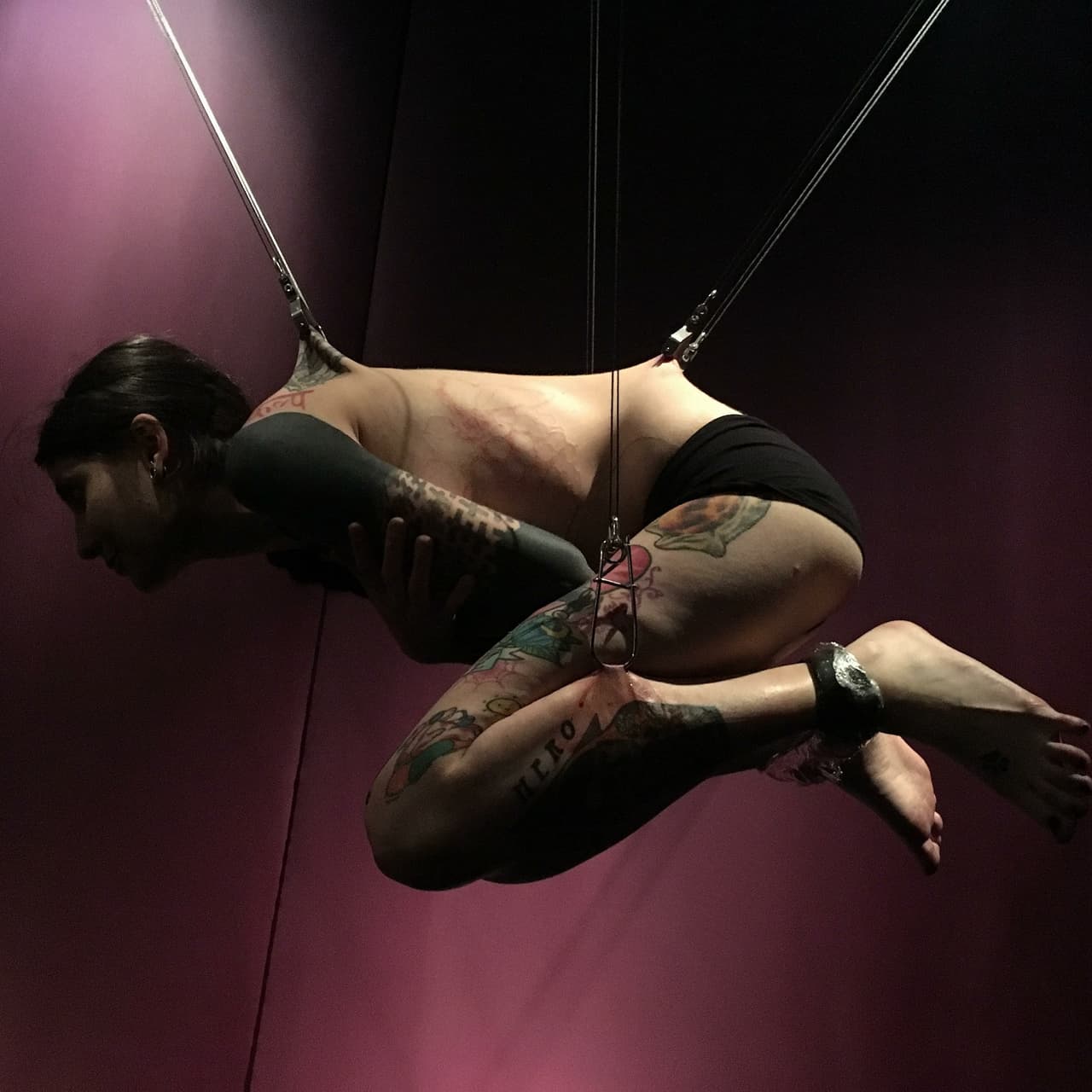 Pero en el caso de Roma, uno de los atractivos principales era un espectáculo de suspensión a cargo del equipo 'Wild Suspension Team' en el que hombres y mujeres se colgaban de la piel con ganchos de metal para poner en práctica una antigua técnica que requiere de una severa concentración y de gran fuerza física.