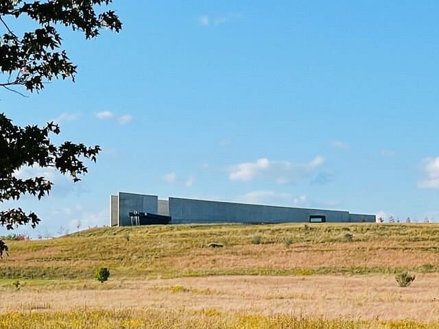 <b><a href="https://www.nps.gov/flni/index.htm">Flight 93 National Memorial (Stoystown)</a></b>. El monumento está dedicado a quienes perdieron la vida en el vuelo 93 de United Airlines, el 11 de septiembre de 2001.
<br>
<br>
<b><a href="https://goo.gl/maps/ZULLkMXJaaXQ5hB28">Cómo llegar</a></b>
