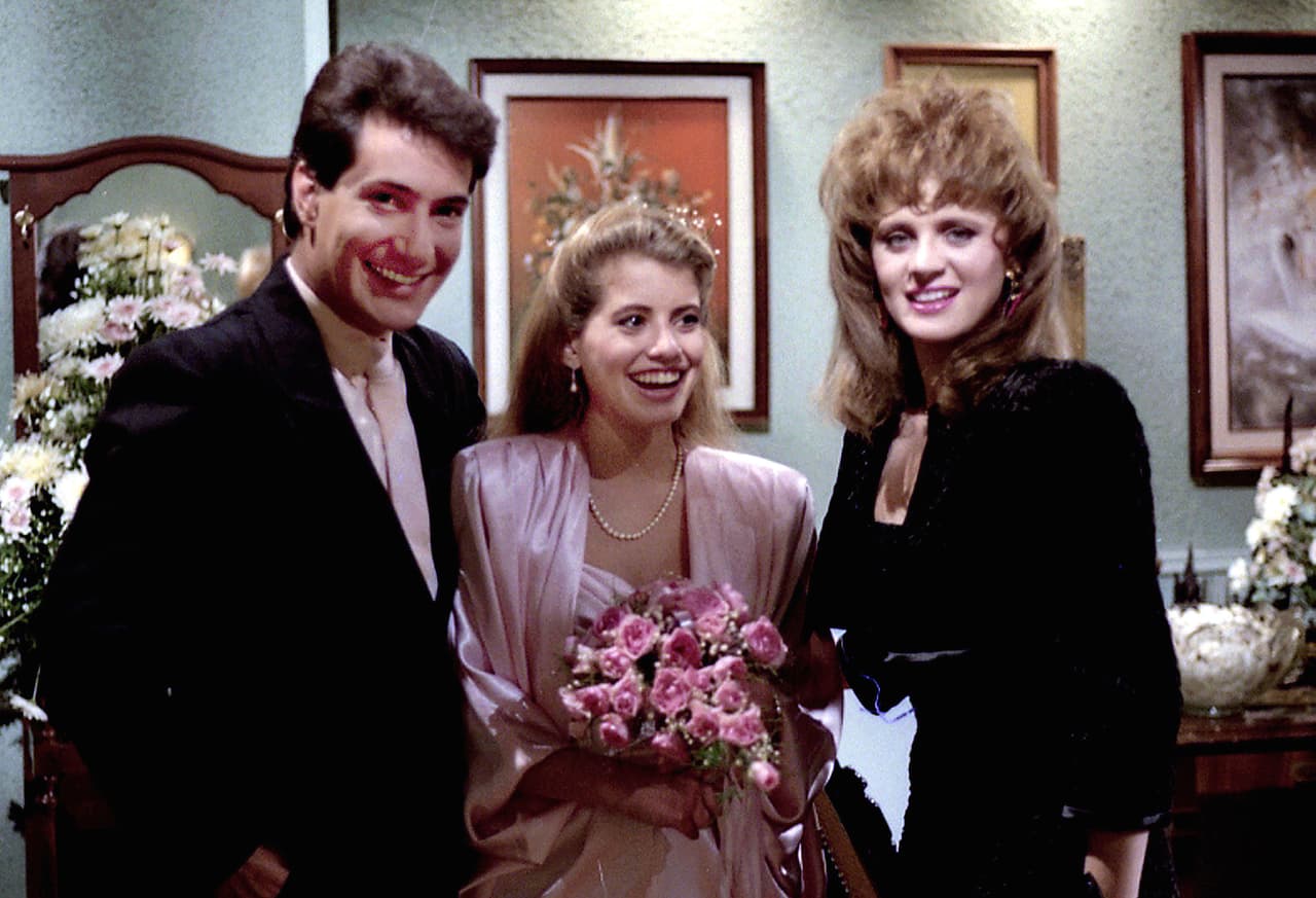 El primer papel protagónico de la artista llegó en 1985, cuando encarnó a Angélica en la novela del mismo nombre. Desde entonces, Buenfil ha protagonizado éxitos como ‘Amor en silencio’, ‘Marisol’, ‘Vida robada’ y ‘El engaño’.