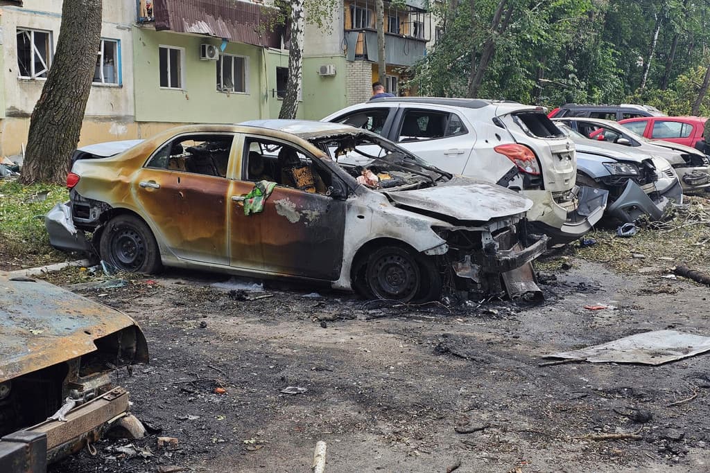 Esta fotografía, publicada por el servicio de prensa del gobierno de la región de Kursk, muestra vehículos dañados por un ataque con drones en Kursk, Rusia, el viernes 15 de agosto de 2025. (Alexander Protasov, Servicio de Prensa del Gobierno de la Región de Kursk vía AP)