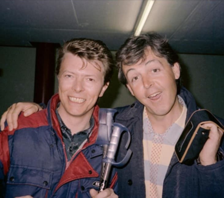 PAUL MCCARTNEY. "Muy tristes noticias para despertar esta mañana lluviosa. David fue una gran estrella y yo atesoro los momentos que pasamos juntos. Su música tuvo un papel muy fuerte en la historia musical británica y estoy orgulloso de pensar en la enorme influencia que ha tenido en la gente de todo el mundo..."