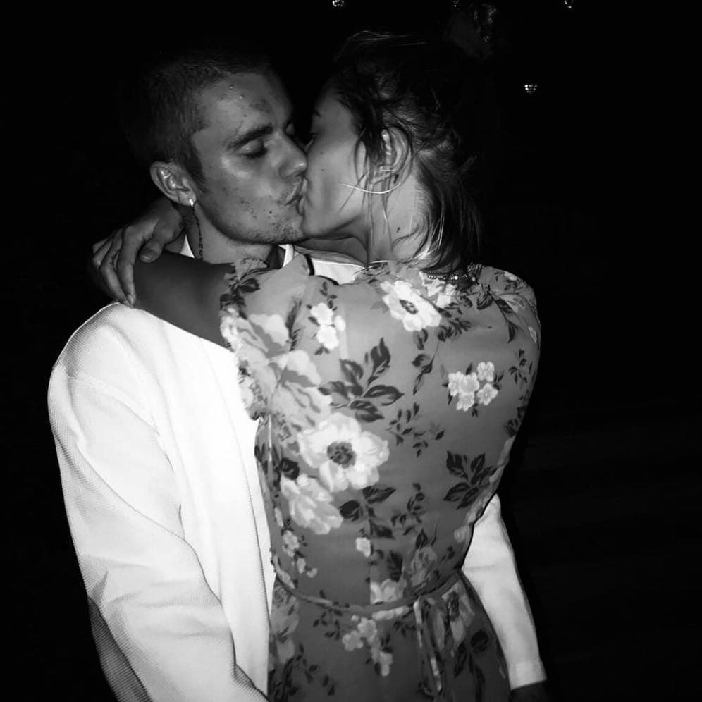 Y es que de acuerdo con
<a href="http://www.tmz.com/2018/09/13/justin-bieber-hailey-baldwin-marriage-license-courthouse/">TMZ</a>, la pareja habría querido mantener en secreto su boda pues, incluso, el cantante habría agradecido al juez que los casó no haber hecho público su enlace civil, el cual se llevó a cabo el pasado 13 de septiembre de 2018, de acuerdo con
<a href="https://people.com/music/justin-bieber-hailey-baldwin-court-house-marriage-license/" target="_blank"><b>la revista People.</b></a>