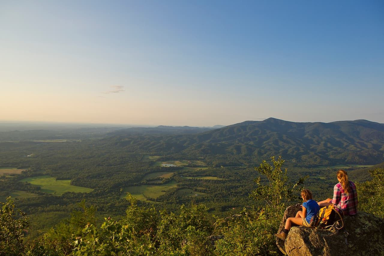 <a href="https://gastateparks.org/FortMountain"><b>Fort Mountain State Park (Chatsworth):</b></a> Es conocido por su torre de fuego de piedra, construida originalmente por los Civilian Conservation Corps y restaurada en 2015. La torre está situada en el punto más alto de la montaña. Los visitantes pueden subir a la cima y apreciar las montañas circundantes. Otra alternativa es seguir el paseo marítimo al comienzo de Gahuti Backcountry Trail para disfrutar de vistas panorámicas de Chatsworth y las montañas del noroeste de Georgia.