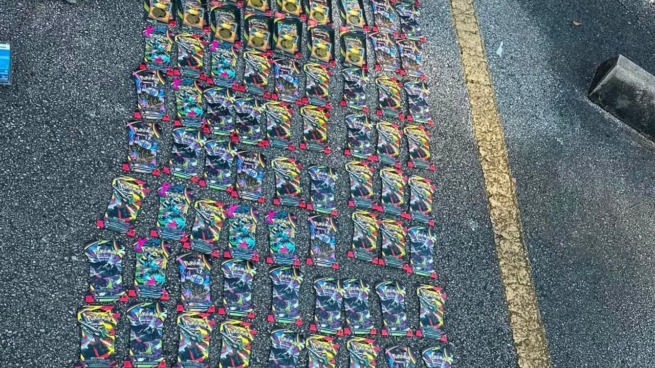 Encuentran 96 paquetes de cartas Pokémon durante investigación por presunto robo en el condado Chambers