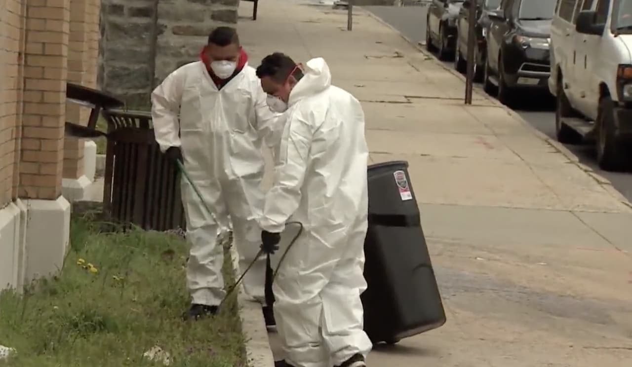 Estos hispanos recogen de forma voluntaria los guantes que tiran en calles de Nueva York tras crisis de coronavirus