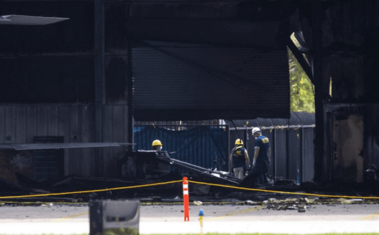 El avión quedó totalmente consumido por las llamas.
<br>
