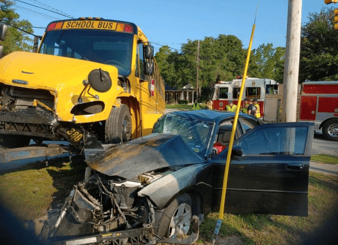 Acusan a sujeto de chocar contra un autobús escolar