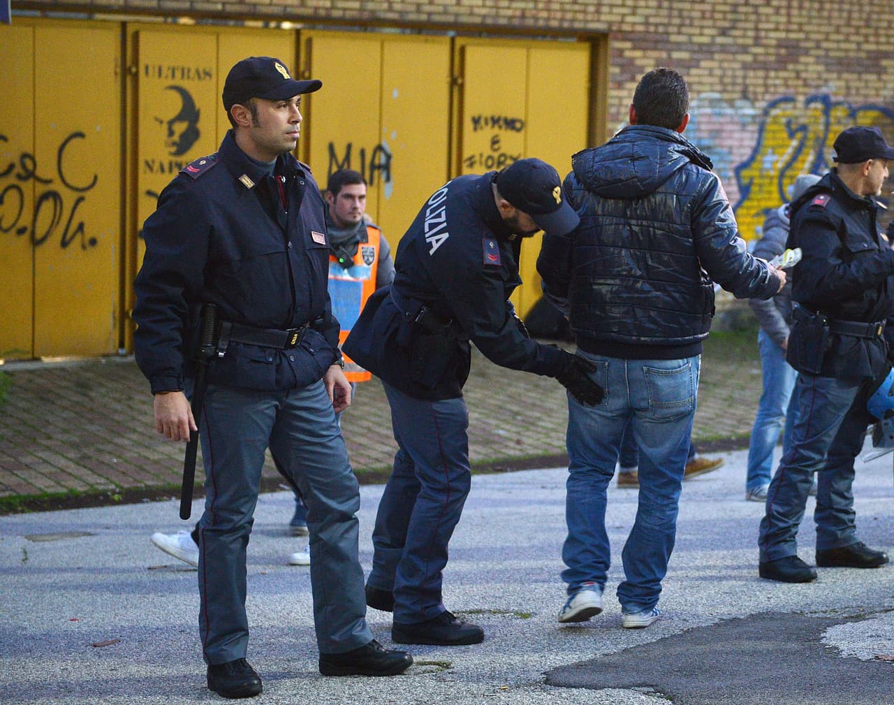 Una decena de detenidos en enfrentamientos entre hinchas en Nápoles
