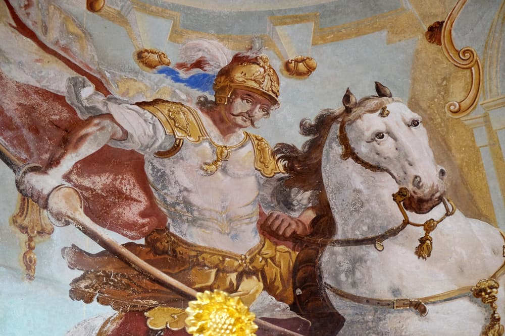 En un pueblo cerca de Libia, tenían un lago donde habitaba un terrible dragón que se comía a los habitantes: niños, jóvens, mujeres, ancianos, animales... El pueblo, para aplacar su furia, hacía una "lotería" para ver quién iba a ser sacrificado ante el demonio y en una ocasión, le tocó la mala suerte a la hija del rey, la bella princesa.