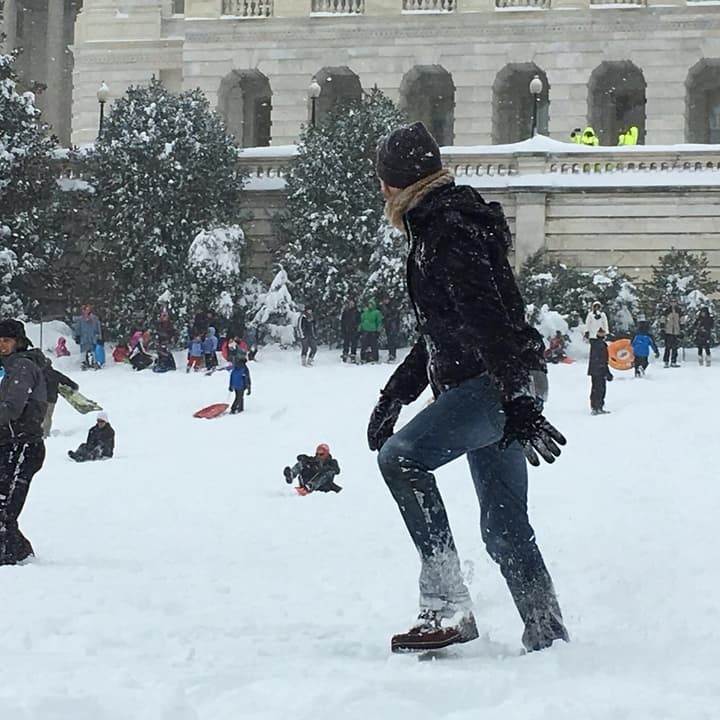 La gente en Washington disfruta de la nieve y se divierte.
