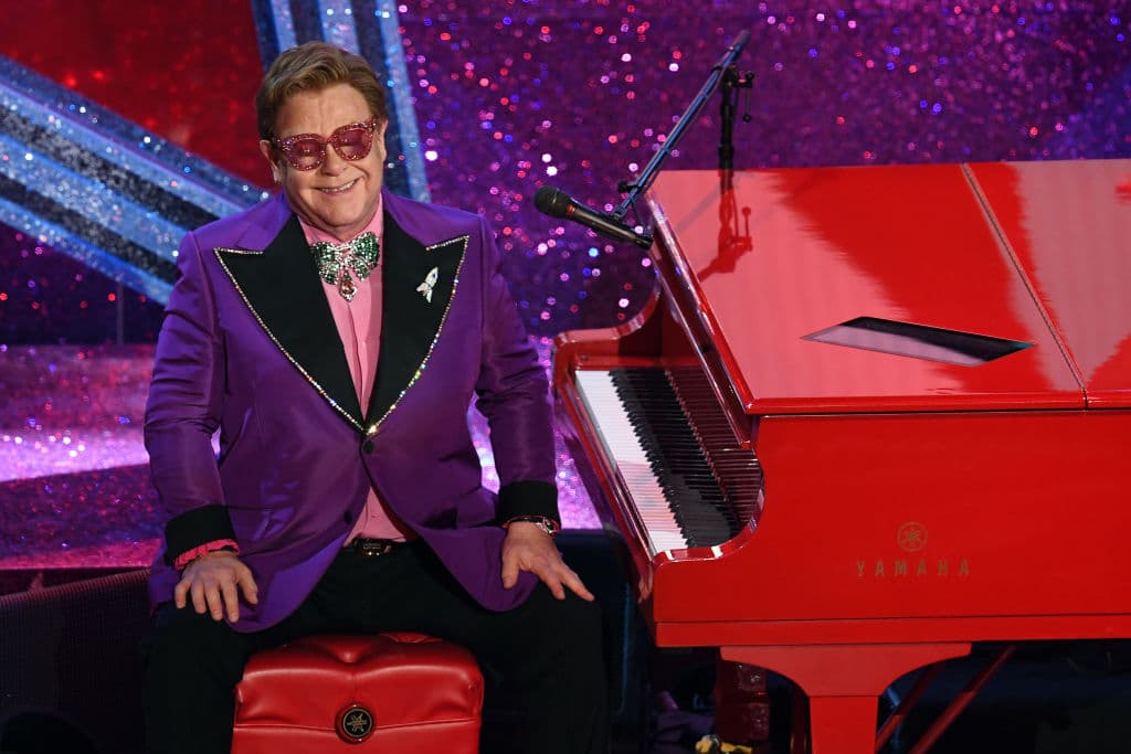 Elton John tiene un patrimonio de más de $200 millones de dólares, pero ha dicho que piensa no dejarles nada a sus hijos y así inculcarles el valor del esfuerzo.