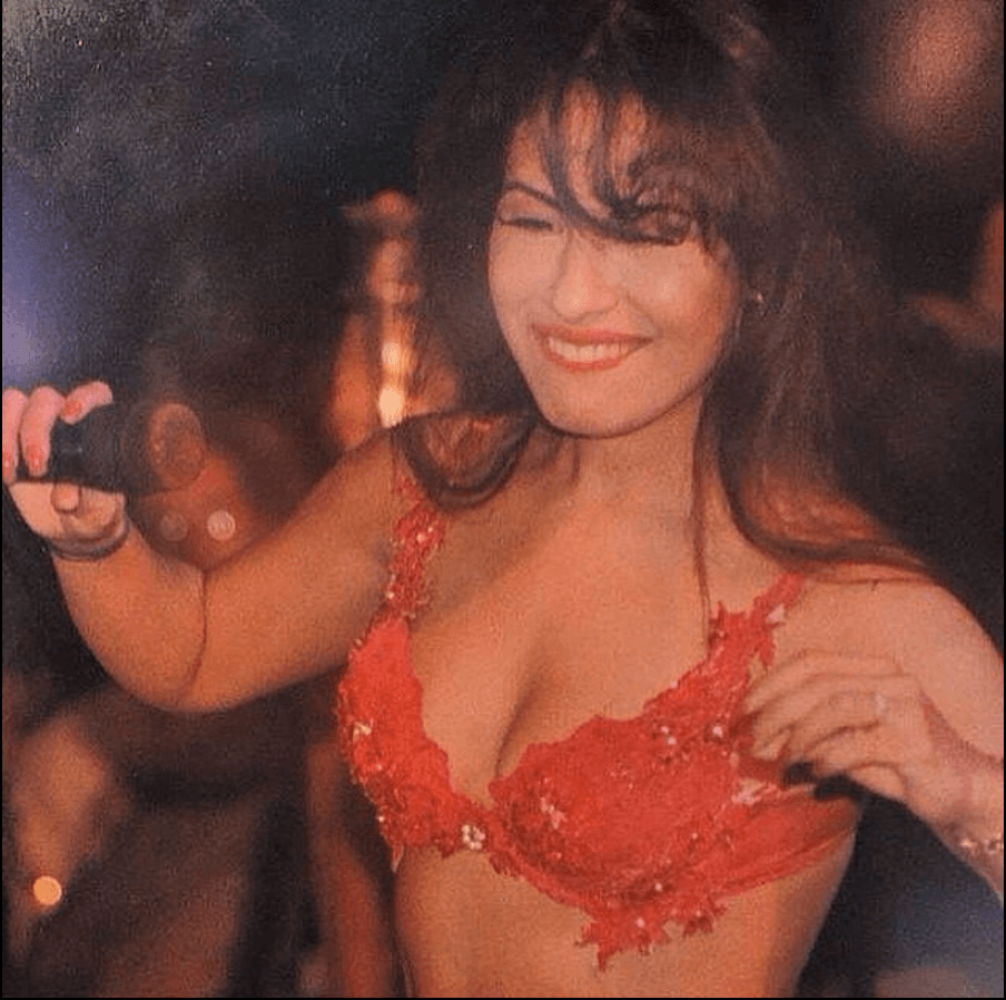 ¿Sabías que Selena cantó tanto con su micrófono, que se quedó pintado de labial rojo?