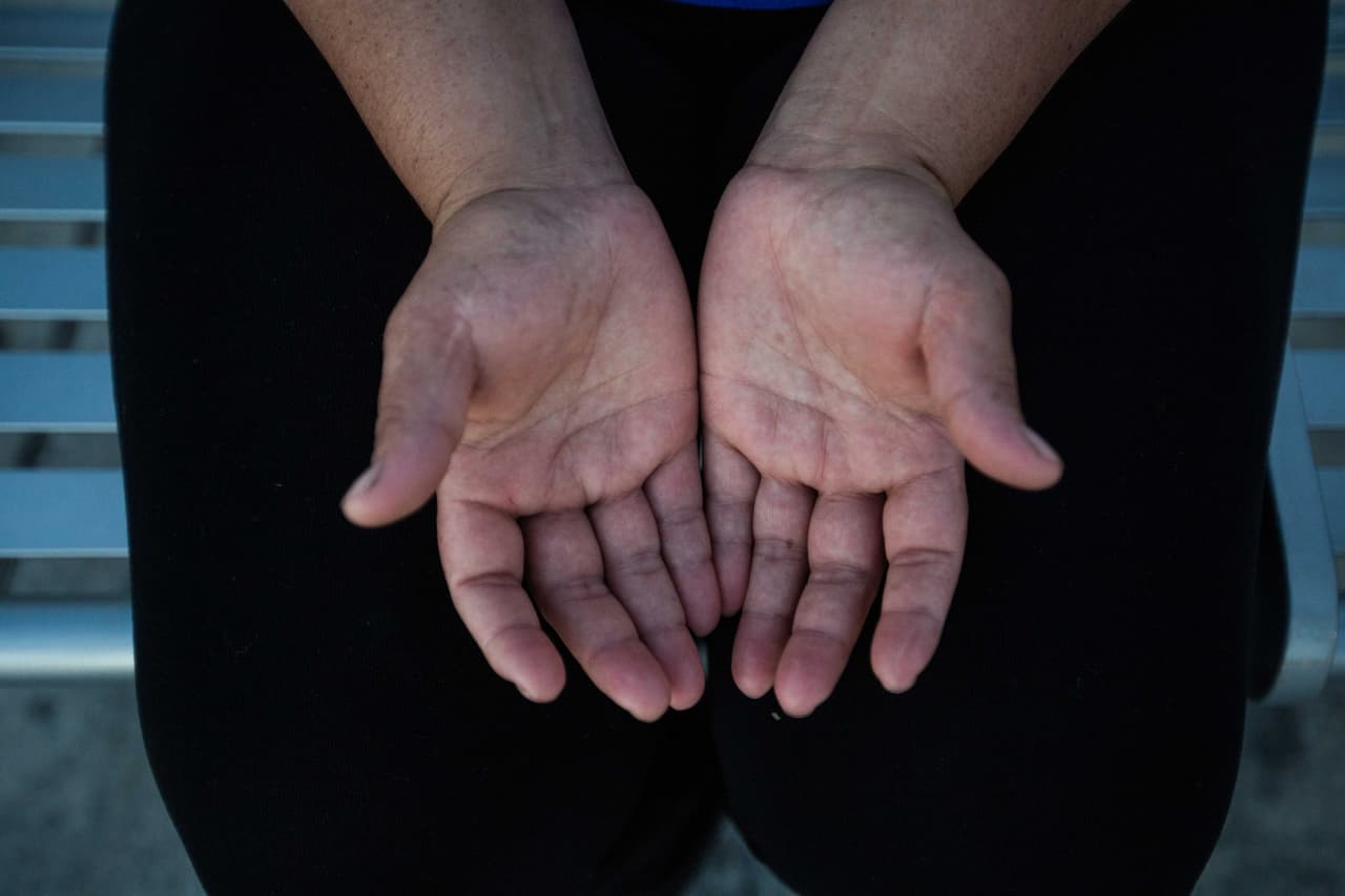 Verónica, 23, llegó de El Salvador hace dos años. Ya trabajaba en el campo en su país, pero ve grandes diferencias entre los dos países. “Aquí es todo el día, en El Salvador es medio día”, dice. “Se aprovechan de uno cuando no tiene papeles”. A Donald Trump le diría: “Que nos eche a ver cómo se le queda su país, a ver si el resto quieren trabajar a $8/hora”.