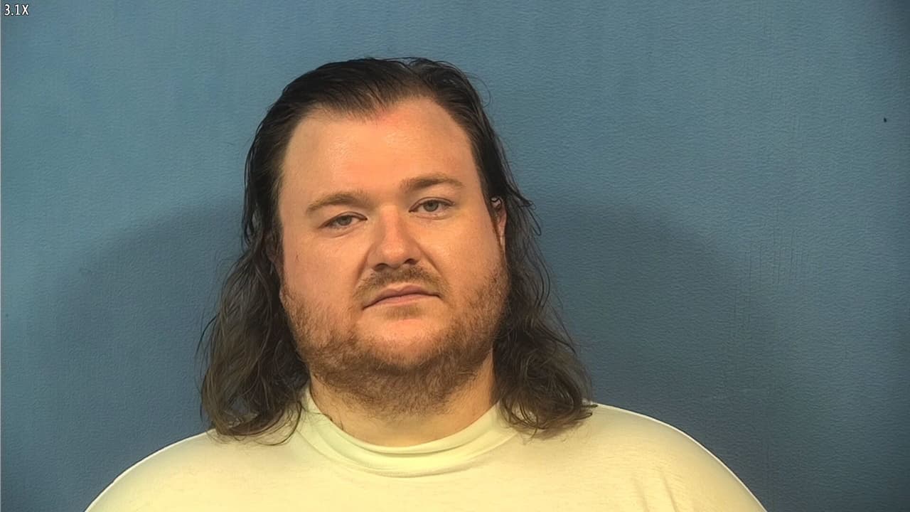 Un juez del condado DuPage ordenó el 6 de agosto de 2026 la detención preventiva sin libertad condicional de Michael Lahey, 32 años, por presunto allanamiento de morada en Darien, agresión al propietario, hurto menor y fuga agravada tras una persecución policial de 11 millas que finalizó con su arresto en Homer Glen durante un operativo SWAT.