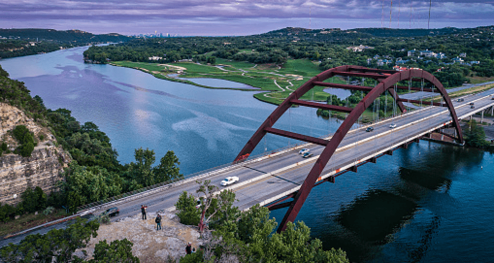 Hombre resulta herido y su perro desaparece tras accidente de barco cerca del puente Pennybacker