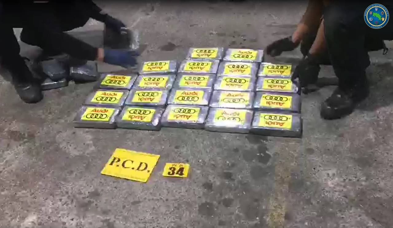 Policías antinarcóticos muestran parte del segundo mayor decomiso de cocaína en Costa Rica.