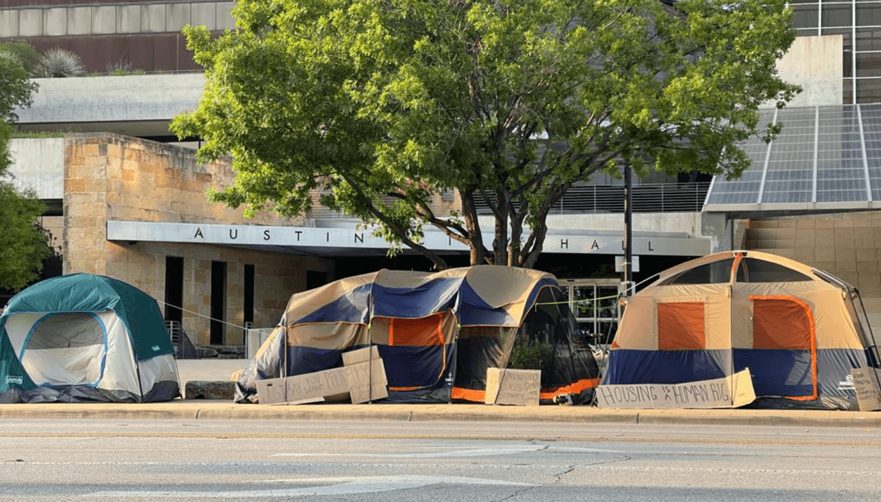 Indigentes ponen tiendas de campaña alrededor del Concilio de Austin para protestar contra la Propuesta B