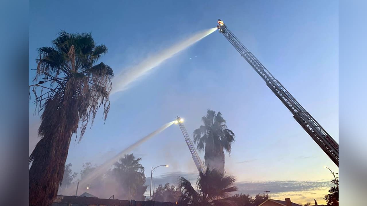 Dos personas fueron rescatadas de un incendio en un edificio abandonado en Fresno