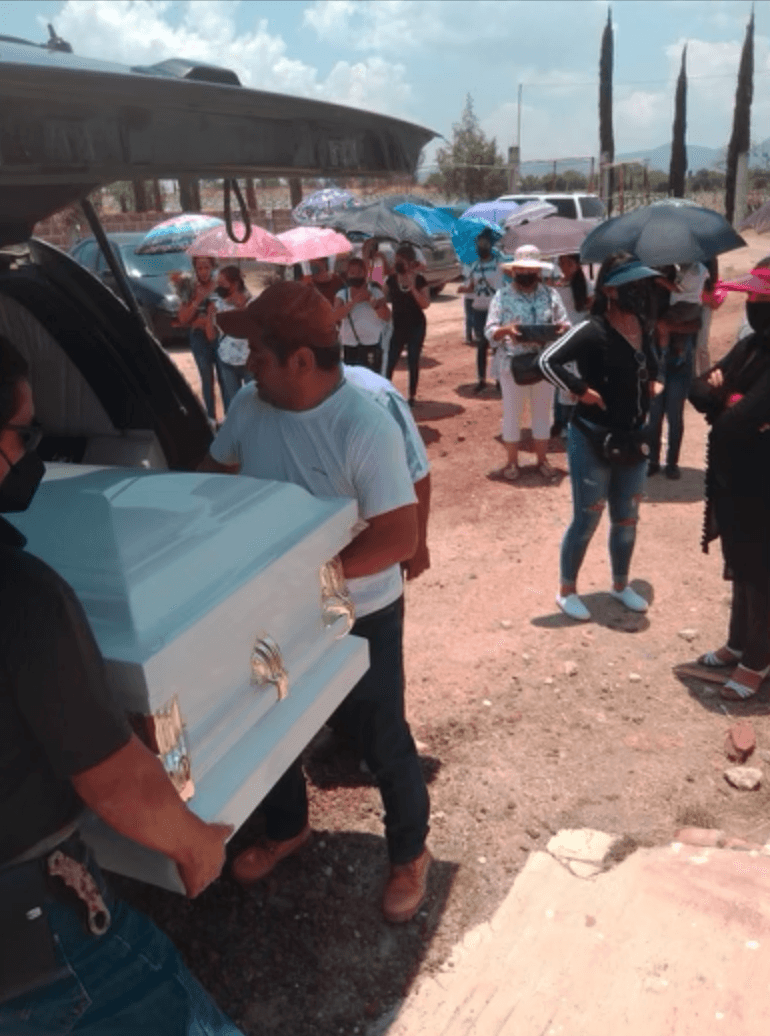 Esmeralda empezó su relación cuando solo tenía 13 años. "Tratamos de alejarla de él pero él tenía muchas mañanas y volvía a regresar con él", lamenta la madre de la víctima.