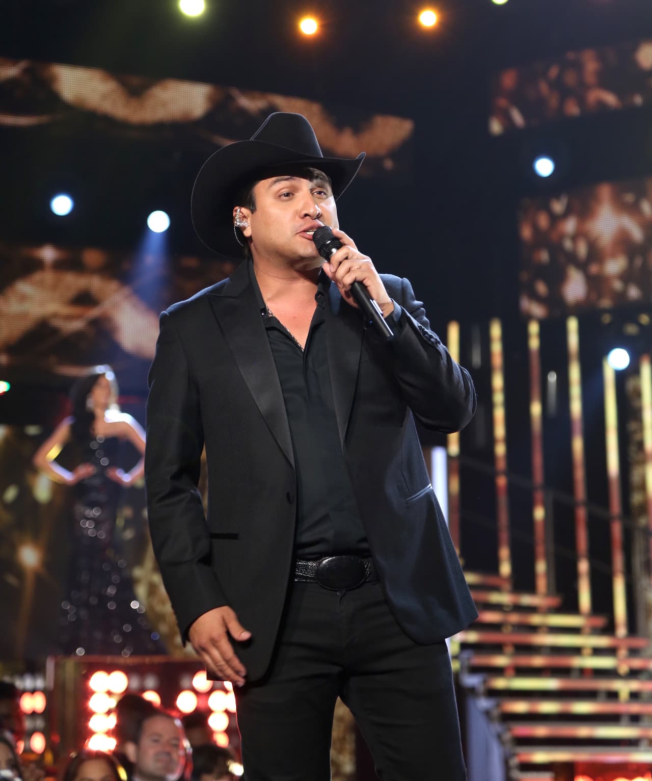 <b>Julión Álvarez</b> se vio obligado a cancelar todos los conciertos que tenía programados por los siguientes dos meses; cuando se disculpó con sus fanáticos, habló sobre la idea de juntarse con otros artistas y cantar en vivo en una transmisión por internet, aunque aún no le ha puesto fecha.