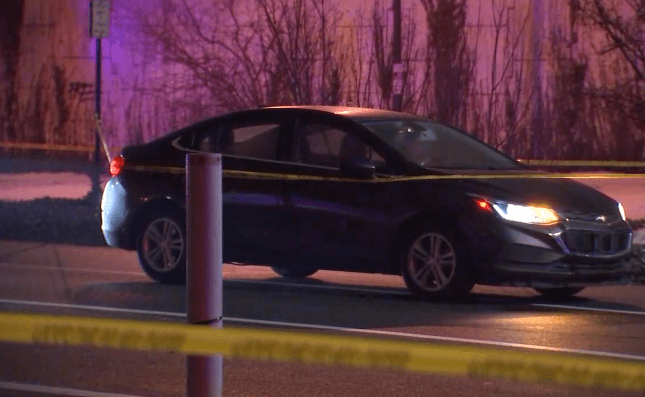 Small dijo que un hombre de 29 años estaba fuera de su automóvil cuando dos hombres armados se le acercaron. Le pusieron una pistola en la cabeza, lo obligaron a tirarse al suelo y le quitaron la billetera, el celular y el vehículo. Alrededor de las 8:30 p.m., dijo Small, hubo un robo en las calles 18 y Callowhill en el que la víctima le dio la vuelta al sospechoso. Small confirmó que la víctima, que tenía licencia para portar, le disparó al sospechoso del robo.
<br>
<br>"Existe una buena posibilidad de que esta víctima del tiroteo también esté involucrada en este robo", dijo Small.
<br>
<br>