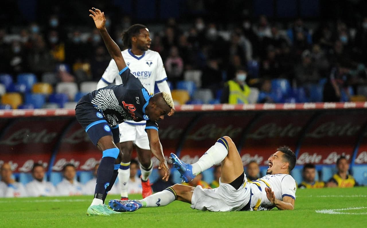 Napoli y Hellas Verona reparten puntos en la Serie A. Giovanni Simeone abría el marcador al 13', pero Giovanni Di Lorenzo igualaba el partido cinco minutos después de la anotación; el mexicano Hirving Lozano ingresó al 62' del encuentro.