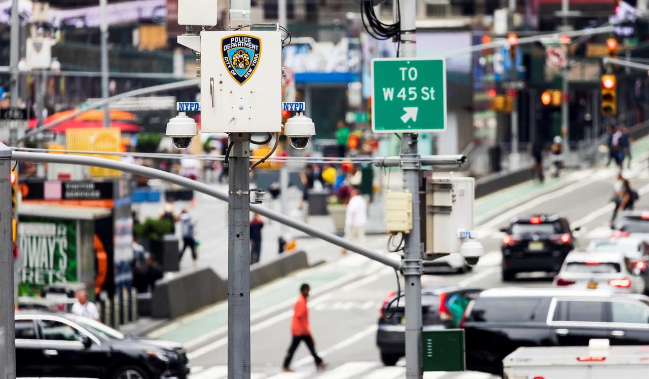 "Esta extensa red de cámaras puede ser utilizada por la policía para el reconocimiento facial invasivo y corre el riesgo de convertir a Nueva York en una ciudad de vigilancia orwelliana", afirma Matt Mahmoudi, investigador de Inteligencia Artificial y Derechos Humanos de Amnistía Internacional. "Nunca eres anónimo. Ya sea que estés en una protesta o incluso haciendo la compra, tu rostro puede ser rastreado por la tecnología... utilizando imágenes de miles de puntos de cámaras".
